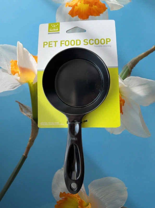 Estetická černá kovová odměrka na krmení