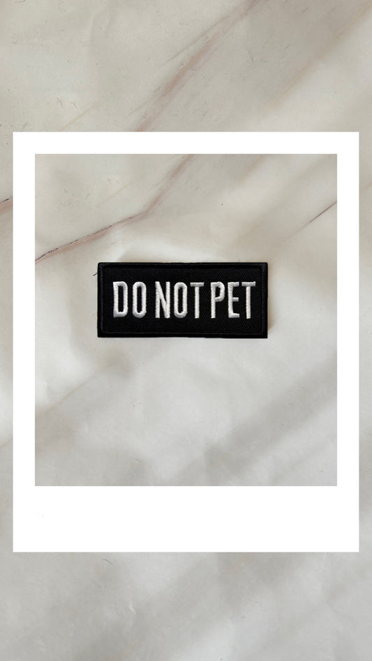 Informační nášivka na postroj DO NOT PET černobílá